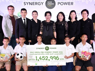 ร่วมกับ กทม. : โสมพัฒน์ ไตรโสรัส ปธ.จนท.บห.และ วัลลภา ไตรโสรัส กก.ผจก.ใหญ่ บจก.ทีซีซี แลนด์ แอสเสท เวิรด์ จัดโครงการ “GIVE GREEN CBD SYNERGY POWER 2016” ภายใต้แนวคิด “ใต้ร่มพระบารมี ของขวัญจากพ่อ” ให้แก่มูลนิธิและโรงเรียนต่างๆ โดยมี สุวรรณา จุ่งรุ่งเรือง ผอ.สำนักสิ่งแวดล้อม กทม. ร่วมงาน ที่ อาคารเอ็มไพร์ ทาวเวอร์