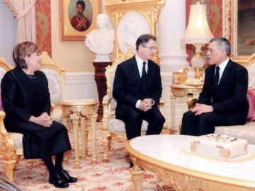 สมเด็จพระเจ้าอยู่หัว พระราชทานราชวโรกาสให้ นายฮาเวียร์ เบกเกอร์ มาร์แชล เอกอัครราชทูตสาธารณรัฐชิลีประจำราชอาณาจักรไทย ถิ่นพำนัก ณ กรุงเทพมหานคร และคณบดีคณะทูต พร้อมภริยาเข้าเฝ้าฯ กราบบังคมทูลลา ในโอกาสที่จะพ้นจากหน้าที่ (ออก) ณ พระที่นั่งอัมพรสถาน พระราชวังดุสิต