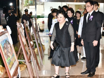 พระเจ้าวรวงศ์เธอ พระองค์เจ้าโสมสวลี พระวรราชาทินัดดามาตุ เสด็จประทานรางวัลการประกวด ภาพวาดระบายสีในโครงการเฉลิมพระเกียรติ “ร้อยภาพวาด ร้อยดวงใจ ร้อยพลังใจช่วยเด็กผู้ยากไร้ 2559” ณ ห้องโถงชั้น 1 อาคารเอ โรงพยาบาลพญาไท 2 เขตพญาไท กรุงเทพมหานคร เมื่อวันที่ 16 มกราคม 2560