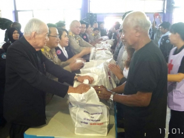 สมเด็จพระนางเจ้าสิริกิติ์ พระบรมราชินีนาถ สภานายิกาสภากาชาดไทย ทรงพระกรุณาโปรดเกล้าฯให้ นายแผน วรรณเมธี เลขาธิการสภากาชาดไทย เป็นผู้แทนพระองค์ นำชุดธารน้ำใจสภากาชาดไทยพระราชทานจำนวน 2,000 ชุด มอบให้ราษฎรที่ประสบอุทกภัยใน อ.ตากใบ อ.เจาะไอร้อง และ อ.เมือง โดยมี สิทธิชัย ศักดา ผวจ.นราธิวาส คอยต้อนรับ