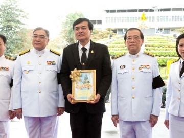 “ศิษย์เก่าดีเด่น”...ลูกพ่อขุนฯ : วิรัช ชินวินิจกุล นายกสภามหาวิทยาลัยรามคำแหง และ ผศ.วุฒิศักดิ์ ลาภเจริญทรัพย์ อธิการบดี มหาวิทยาลัยรามคำแหง ร่วมแสดงความยินดีกับ ดร.ถวัลย์ รุยาพร นายกสภาทนายความ ในพระบรมราชูปถัมภ์ ศิษย์เก่าคณะนิติศาสตร์ มหาวิทยาลัยรามคำแหง ผู้ได้รับรางวัล “ศิษย์เก่าดีเด่น” ในวันพ่อขุนรามคำแหงมหาราช ณ บริเวณลานพระบรมราชานุสาวรีย์พ่อขุนรามคำแหงมหาราช มหาวิทยาลัยรามคำแหง