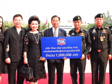 น้ำใจหลั่งไหล... : ประจักษ์-ละออ ตั้งคารวคุณ ประธานที่ปรึกษากลุ่มบริษัททีโอเอ และ วนรัชต์-เรือโท พญ.ปิยะชนก ตั้งคารวคุณ ร่วมมอบเงินจำนวน 1 ล้านบาท ให้แก่ พล.อ.เฉลิมชัย สิทธิสาท ผู้บัญชาการทหารบก เพื่อนำไปช่วยเหลือผู้ประสบอุทกภัยทางภาคใต้ ที่ กองบัญชาการกองทัพบก