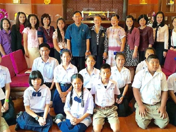 อนาคตของชาติ : วีระชัย ภู่เพียงใจ ผู้ว่าราชการจังหวัดลำพูน และ พรทิพย์ ภู่เพียงใจ ประธานแม่บ้านมหาดไทยจังหวัดลำพูนให้โอวาทแก่นักเรียนทุนมูลนิธิร่วมจิตต์น้อมเกล้าฯ เพื่อเยาวชนในพระบรมราชินูปถัมภ์ จำนวน 14 คน เพื่อให้ตั้งใจศึกษาและเติบโตเป็นคนดีของสังคม ณ ศาลากลางจังหวัดลำพูน