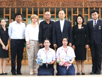 “ดนดีศรี บ.ร.” : ศ.ดร.นพ.วิทยา นาควัชระ ประธานกองทุน ศ.ดร.นพ.วิทยา นาควัชระ มอบรางวัลนักเรียนดีเด่นของโรงเรียนเบญจมราชาลัยฯ ประจำปีการศึกษา 2559 ให้แก่ น.ส.พลอยไพลิน จีระกุล และ น.ส.ณิชนันทน์ จันทร์ฤทธิ์ โดยมี สุคนธา อรุณภู่ ผอ.โรงเรียนและคณาจารย์ ร่วมแสดงความยินดี