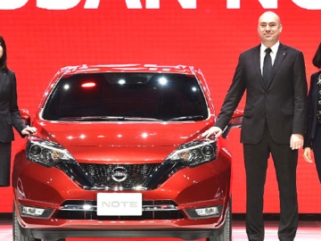 อีโค-คาร์ รุ่นล่าสุด : อันตวน บาร์เตส กก.ผจก.ใหญ่ บจก.นิสสัน มอเตอร์ (ประเทศไทย), สุรีย์ทิพย์ ละอองทองโฉมทองดี รอง กก.ผจก.ใหญ่ สายงานการตลาด และ ซาชิโกะ อาโอกิ หน.ทีมวิศวกร ร่วมเปิดตัวรถยนต์ “นิสสัน โน้ต” ภายใต้แนวคิดนวัตกรรมการเคลื่อนที่อัจฉริยะ ในราคาเริ่มต้นที่ 5.68 แสนบาท