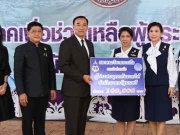 น้ำใจ : ออมสิน ชีวะพฤกษ์ รมต.ประจำสำนักนายกรัฐมนตรี รับมอบเงินจำนวน 100,000 บาท จาก เกสรา ประทุมสุวรรณ อุปนายกสมาคมภริยาทหารเรือ เพื่อช่วยเหลือผู้ประสบอุทกภัยภาคใต้ โดยมี กก.บห.สมาคม พัชรีวรรณ สุภากร และ โพยมทิพย์ ผะเอม ร่วมงาน ที่ สำนักงานปลัดสำนักนายกรัฐมนตรี