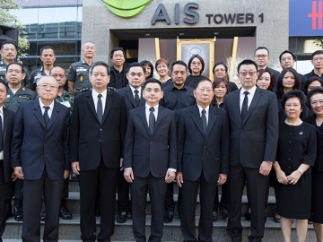 บำเพ็ญกุศลสตมวาร 100 วัน : ดร.วิรัช อภิเมธีธำรง ประธานคณะกรรมการ และ ฟิลิป เชียง ชอง แทน ปธ.จนท.บห.บมจ.อินทัช โฮลดิ้งส์ พร้อมผู้บริหารระดับสูงและพนักงานบริษัทในเครือ ร่วมกับหน่วยงานภาครัฐ เอกชน และชาวพหลโยธิน ทำบุญตักบาตรถวายเป็นพระราชกุศลเพื่อน้อมรำลึกในพระมหากรุณาธิคุณ