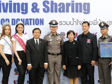 ฟื้นฟู-เยียวยา : สาธิต สายศร ผช.กก.ผอ.สายปฏิบัติการ บมจ.เอ็ม บี เค และ พล.ต.ต. ดร.ทรงพล วัธนะชัย ผู้บังคับการตำรวจนครบาล 6 พร้อมคณะกรรมการตรวจสอบและติดตามการบริหารงานตำรวจ 8 สถานี ร่วมระดมทุนและรับบริจาคสิ่งของช่วยผู้ประสบอุทกภัยทางภาคใต้ ที่ ศูนย์การค้าเอ็ม บี เค เซ็นเตอร์