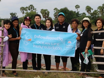 บรรเทาความเดือดรัอน : ประสิทธิ์ บัวทอง ผอ.ภูมิภาค ภาคใต้ 3 บริษัท ไทยสมุทรประกันชีวิต จำกัด (มหาชน) และ ณัฐนที คงยุนุ้ย ผจก.ภาค และทีมงานขายในพื้นที่ ร่วมกันมอบถุงยังชีพชุดแรกจำนวน 1,000 ชุดให้แก่ผู้ประสบอุทกภัยที่ได้รับความเดือดร้อน ที่ หมู่ที่ 7 หมู่ที่ 8 และหมู่ที่ 9 ต.คลองรี อ.สทิงพระ จ.สงขลา