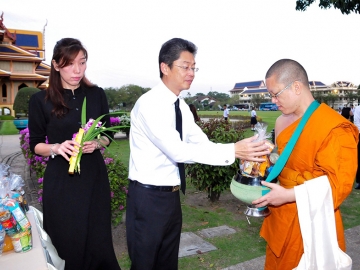 สตมวาร 100 วัน : ผศ.สุรวุธ กิจกุศล ผู้บังคับการวชิราวุธวิทยาลัย พร้อมภริยา อรวรรณ 
กิจกุศล ร่วมทำบุญตักบาตรแด่พระสงฆ์ 40 รูปจากวัดไร่ขิง จ.นครปฐม ซึ่งเป็นนักเรียนเก่าวชิราวุธวิทยาลัย ในพระบรมราชูปถัมภ์ ที่อุปสมบทหมู่เพื่ออุทิศถวายเป็นพระราชกุศลแด่ พระบาทสมเด็จ
พระปรมินทรมหาภูมิพลอดุลยเดช ในการเสด็จสวรรคตสตมวาร 100 วัน เมื่อวันอาทิตย์ที่ 
15 มกราคม 2560 และร่วมบิณฑบาต ณ โรงเรียนวชิราวุธวิทยาลัย เขตดุสิต เมื่อเช้าวันเสาร์ที่ 21 มกราคม 2560