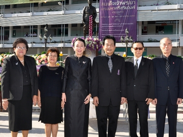 วันคล้ายวันพิราลัย : 
ผศ.ดร.ลินดา 
เกณฑ์มา อธิการบดีมหาวิทยาลัยราชภัฏ
บ้านสมเด็จเจ้าพระยา นำคณาจารย์, นักศึกษาและกรรมการสมาคมศิษย์เก่าฯ ร่วมวางพวงมาลาสักการะ สมเด็จเจ้าพระยาบรมมหาศรีสุริยวงศ์ (ช่วง บุนนาค) ณ ลานอนุสาวรีย์ มหา
วิทยาลัยฯ เขตธนบุรี