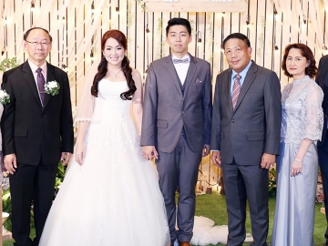 ครองรักยั่งยืน : นพ.เกียรติภูมิ วงศ์รจิต รองปลัดกระทรวงสาธารณสุข และภริยา เป็นประธานพิธีฉลองมงคลสมรส ระหว่าง ปฐมา ไพโรจน์ศักดิ์ บุตรี ภาสกร - ศจี ไพโรจน์ศักดิ์ กับ ธนวัตร มัทวานนท์ บุตร ยุพิน - นพ.ชัยสิทธิ์ มัทวานนท์ ท่ามกลางญาติมิตรร่วมอวยพร ที่ โรงแรมมิราเคิล แกรนด์ คอนเวนชั่น