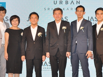 ศูนย์การค้าแห่งใหม่ : ชาติชาย อุทัยพันธ์ ผวจ.สมุทรปราการ เป็นประธาน
ในงานเปิดตัว ศูนย์การค้าแจส เออเบิร์น ศรีนครินทร์ โดยมี อดิศักดิ์ สุขุมวิทยา ปธ.จนท.บห.บมจ.เจมาร์ท และ สุพจน์ วรรณา ปธ.จนท.บห.บมจ.เจเอเอส แอสเซ็ท 
พร้อมด้วยศิลปินดารามาร่วมสร้างสีสันในงาน ที่ แจส เออเบิร์น ศรีนครินทร์