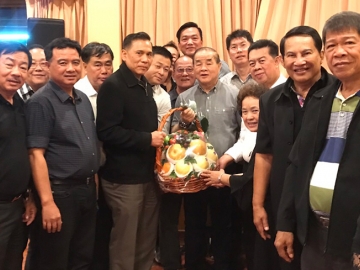 สวัสดีปีใหม่ : สมชาย จงพิพิธพร ประธานชมรมสุขสวัสดิ์ 14 และ ประธานกรรมการ บริษัท 14 มอเตอร์กรุ๊ป จำกัด 
ตัวแทนจำหน่ายรถยนต์ MAZDA, SUBARU, MG และ SUZUKI พร้อมคณะกรรมการและสมาชิกชมรมสุขสวัสดิ์ 14 
ร่วมกันมอบกระเช้าสุขภาพให้แก่ พล.ต.อ.เฉลิมเกียรติ ศรีวรขาน รองผู้บัญชาการตำรวจแห่งชาติ พร้อมกับหารือเกี่ยวกับกิจกรรมที่สร้างสรรค์ให้เป็นประโยชน์แก่สังคมส่วนรวมในพื้นที่ ณ ภัตตาคารครัวเจ๊ง้อ ถนนพระราม 2