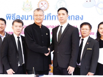 มิติใหม่ในการเรียนรู้ : เบญจพล นาคประเสริฐ ผอ.องค์การสวนสัตว์ ในพระบรมราชูปถัมภ์ และ ทศพร นุชอนงค์ อธิบดีกรมทรัพยากรธรณี ร่วมลงนามความร่วมมือในการนำหุ่นจำลองไดโนเสาร์ กว่า 20 ตัว มาจัดแสดงให้เด็กได้เสริมสร้างองค์ความรู้เรื่องราวของสัตว์โลกดึกดำบรรพ์ ที่ลานกิจกรรม 75 ปี สวนสัตว์ดุสิต