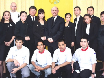 แจก...โจ๊กฮ่องกง : ดักลาส เกลน ผจก.ทั่วไป โรงแรมแลนด์มาร์ค และ ม.ล.จันทนิภา เกษมศรี ผอ.ฝ่ายการสื่อสารการตลาด พร้อมตัวแทนพนักงานร่วมกันบริการอาหารเช้า 2,500 ชุด ให้แก่ประชาชนที่มาร่วมแสดงความอาลัย เพื่อถวายเป็นพระราชกุศลในโอกาสสตมวาร (ครบ 100 วัน) ณ บริเวณท้องสนามหลวง