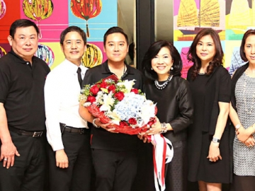 ภพผ.3 : สุพัตรา จิราธิวัฒน์ ตัวแทนเพื่อน “กลุ่มปัญญาสยาม หลักสูตรภูมิพลังแผ่นดิน รุ่นที่ 3” มอบดอกไม้อวยพรวันเกิดแด่ รศ.ดร.นพ.จิรุตม์ ศรีรัตนบัลล์ รอง ผอ.โรงพยาบาลจุฬาลงกรณ์ ฝ่ายยุทธศาสตร์และพัฒนาคุณภาพ โดยมี เสมอกัน เที่ยงธรรม, ม.ล.ศศิพร รัชนี ร่วมงาน ที่โรงแรมเซ็นทาราฯ ลาดพร้าว