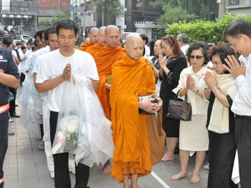 เพื่อเป็นสิริมงคล : สุวิมล-สุรพล-อารีย์ เตชะหรูวิจิตร จัดพิธีทำบุญตักบาตรพระภิกษุสงฆ์ 108 รูป และสรงน้ำพระแก้วหยกขาว เนื่องในวาระ “สู่ปีที่ 10 การบูชารอยพระบาทมงคลธรรม พุทธศักราช 2560 เพื่ออุทิศถวายเป็นพระราชกุศลแด่ พระบาทสมเด็จพระปรมินทรมหาภูมิพลอดุลยเดช” ณ โรงแรมเอเชีย ราชเทวี