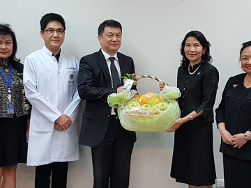 อวยพรปีใหม่ : สุรพงษ์ เลาหะอัญญา กก.ผอ.ใหญ่ รถไฟฟ้าบีทีเอส มอบกระเช้าแด่ ศ.ดร.ทญ.วรานันท์ บัวจีบ คณบดีคณะทันตแพทยศาสตร์ มหาวิทยาลัยมหิดล โดยมี ศ.คลินิก ทพ.พาสน์ศิริ นิสาลักษณ์ และ ศ.คลินิกเกียรติคุณ ทญ.ดร.ธีรลักษณ์ สุทธเสถียร ต้อนรับ ที่คณะทันตแพทยศาสตร์ ม.มหิดล ถนนโยธี