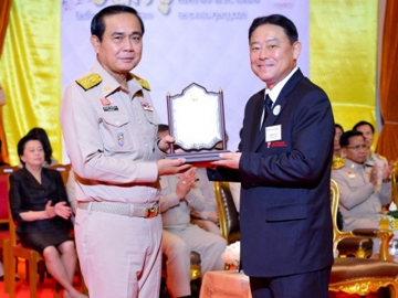 ตลอด 40 ปี...ดีงาม : พล.อ.ประยุทธ์ จันทร์โอชา นายกรัฐมนตรี มอบรางวัล “ผู้มีคุณูปการต่อการศึกษาของชาติ ประจำปี 2560” ให้แก่ มร.คะโอะรุ คุระชิมะ รองประธานมูลนิธิอายิโนะโมะโต๊ะ เพื่อเชิดชูเกียรติในการดำเนินงานของมูลนิธิฯ อันเป็นแบบอย่างของการปฏิบัติที่เป็นประโยชน์ต่อการพัฒนาการศึกษาของชาติ