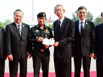 ช่วยเหลือผู้ประสบอุทกภัยภาคใต้ : กิตติพงษ์ เตรัตนชัย นายกสมาคมวิเทศพาณิชย์ไทย-จีน มอบเงิน 5 แสนบาทให้แก่ พล.อ.เฉลิมชัย สิทธิสาท ผบ.ทบ.และปล่อยขบวนคาราวานรถบรรทุกสิ่งของ 30 คัน ไปยังพื้นที่ประสบอุทกภัย ได้แก่ จ.ชุมพร ระนอง สุราษฎร์ธานี ประจวบคีรีขันธ์ และนครศรีธรรมราช ที่บก.ทบ.