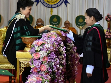 พระเจ้าวรวงศ์เธอ พระองค์เจ้าโสมสวลี พระวรราชาทินัดดามาตุ เสด็จเป็นองค์ประธานในพิธีประทานปริญญาบัตรแก่ผู้สำเร็จการศึกษาจากมหาวิทยาลัยเกริก ประจำปีการศึกษา 2557-2558 บัณฑิต รุ่นที่ 40, มหาบัณฑิต รุ่นที่ 26 และ ดุษฎีบัณฑิต รุ่นที่ 6 ณ อาคารใหม่ สวนอัมพร เมื่อวันที่ 22 มกราคม 2560