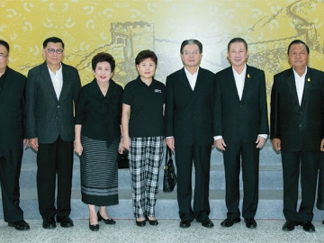 เรื่องน่ารู้ : สนั่น อังอุบลกุล ต้อนรับ หนิง ฟู่ ขุย เอกอัครราชทูตสาธารณรัฐประชาชนจีนประจำราชอาณาจักรไทย มาบรรยายเรื่อง “เศรษฐกิจระหว่างจีนและไทย” ให้นักศึกษาหลักสูตรภาษาจีนนักธุรกิจชั้นสูง สถาบันภาษาและวัฒนธรรมปักกิ่ง (BLCA) โดยมี พล.อ.วิชิต ยาทิพย์ และ จรรย์สมร วัธนเวคิน ร่วมงาน