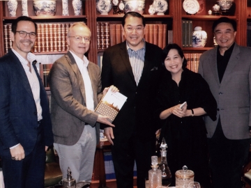 เชี่ยวชาญกฎหมาย : ศ.ดร.สุรเกียรติ์-ท่านผู้หญิง ดร.สุธาวัลย์ เสถียรไทย 
เลี้ยงต้อนรับ ศ.ดร.เดวิด เคเนดี้ ผอ.สถาบันกฎหมายและนโยบายของโลก 
คณะนิติศาสตร์ มหาวิทยาลัยฮาร์วาร์ด ที่มาบรรยายทางวิชาการในประเทศไทย โดยมี ศ.แดน เดเนียลเซน และ ดร.สรจักร เกษมสุวรรณ ร่วมงาน ที่บ้านต้นสน