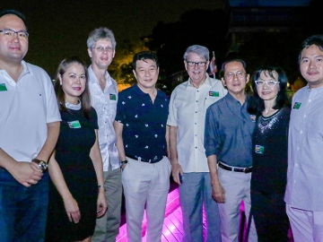 คืนแห่งความประทับใจ : ดร.อโณทัย คล้ามไพบูลย์ เลี้ยงต้อนรับ ซีเวิร์ท ลาร์ซัน เพื่อนชาวสวีเดน ผู้ก่อตั้งมูลนิธิ SLSF 
(Surf Life Saving Foundation) ที่บริจาคเงินสนับสนุนการศึกษาของเด็กนักเรียนในเมืองไทยตลอด 15 ปีที่ผ่านมา โดยพาล่องเรือทานอาหารพร้อมชมทิวทัศน์สองฝั่งริมแม่น้ำเจ้าพระยา บนเรือวันเดอร์ฟูลเพิร์ล โดยมี พิชิต กุลเกียรติเดช ประธาน บจก.แกรนด์เพิร์ล เจ้าของเรือร่วมต้อนรับอย่างอบอุ่น ณ ท่าเทียบเรือ ศูนย์สรรพสินค้าริเวอร์ซิตี้ สี่พระยา