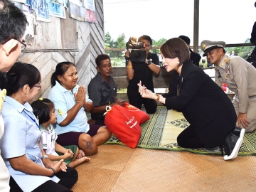 ทูลกระหม่อมหญิงอุบลรัตนราชกัญญา สิริวัฒนาพรรณวดี เสด็จเยี่ยมและประทานถุงยังชีพให้แก่ราษฎรที่ประสบอุทกภัยและประทานสิ่งของช่วยเหลือครอบครัวสมาชิก TO BE NUMBER ONE ในพื่นที่จังหวัดนครศรีธรรมราช ณ ศูนย์ศิลปาชีพบ้านเนินธัมมัง อำเภอเชียรใหญ่ เมื่อวันที่ 26 มกราคม 2560