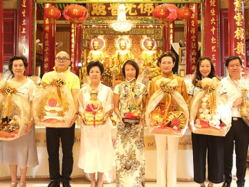 เสริมสิริมงคล : ศุภลักษณ์ อัมพุช ปธ.กก.บจก.เดอะมอลล์ กรุ๊ป พร้อมคณะผู้บริหาร ลักขณา นะวิโรจน์, กฤษณา - สุทธิพงษ์ - อัจฉรา อัมพุช, ไพบูลย์ กนกวัฒนาวรรณ, เกรียงศักดิ์ ตันติพิภพ และ ศิริลักษณ์ ไม้ไทย ร่วมกันสักการะสิ่งศักดิ์สิทธิ์ในเทศกาลตรุษจีนปี 2560 ณ วัดมังกรกมลาวาส เยาวราช