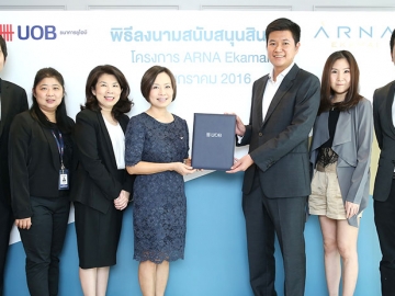 สนับสนุน : ถวนันท์ ธเนศเดชสุนทร กก.ผจก.บจก.ดีเวล แกรนด์ แอสเสท และ ปิยพร รัตน์ประสาทพร ผช.กก.ผจก.ใหญ่ ธนาคารยูโอบี จำกัด (มหาชน) ร่วมลงนามในสัญญาให้การสนับสนุนสินเชื่อเพื่อพัฒนาโครงการ “อาณา เอกมัย” บ้านเดี่ยวระดับลักซ์ชัวรี่ ย่านสุขุมวิท ที่ ARNA Ekamai Sales Gallery เอกมัยซอย 13