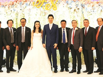 รักมั่นคงนิรันดร์ : ถวิล ไพรสณฑ์ อดีตรองประธานสภาผู้สภาราษฎร และ พล.ท.สถาพร มหารักษิต ตุลาการศาลทหารกลาง กระทรวงกลาโหม เป็นประธานพิธีมงคลสมรส ระหว่าง ฟาริดา บุตรี ชาญวุฒิ - วาทินี จงพิพิธพร กับ ณัฐพล บุตร สมศักดิ์ - วนิดา ว่องวสุพงศา โดยมี สมชาย - พิณรัตน์ จงพิพิธพร ประธานกรรมการ บริษัท 14 มอเตอร์กรุ๊ป และ ประธานชมรมสุขสวัสดิ์ 14 พร้อมคณะกรรมการชมรมฯ และมิตรสหาย มาร่วมแสดงความยินดี ที่ โรงแรมอนันตรา ริเวอร์ไซด์ ถนนเจริญนคร