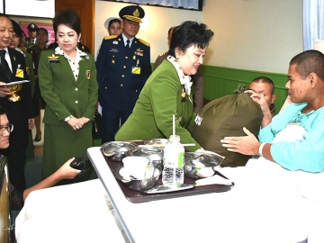 พระเจ้าวรวงศ์เธอ พระองค์เจ้าโสมสวลี พระวรราชาทินัดดามาตุ เสด็จทรงเยี่ยมข้าราชการทหารที่เจ็บป่วยจากการปฏิบัติหน้าที่ราชการสนาม พร้อมประทานสิ่งของและเลี้ยงอาหารกลางวัน ณ โรงพยาบาลพระมงกุฎเกล้า ถนนราชวิถี เขตราชเทวี เมื่อวันที่ 27 มกราคม 2560 เวลา 10.30 น.