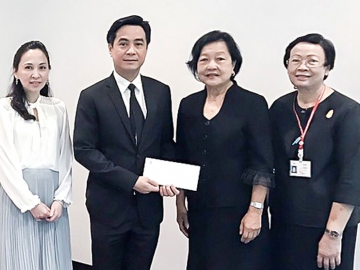 รำลึก ร.8 : ศ.นพ.สุทธิพงศ์ วัชรสินธุ คณบดีคณะแพทยศาสตร์ จุฬาลงกรณ์มหาวิทยาลัย และ รศ.พญ.กัญญรัตน์ กรัยวิเชียร ผู้ช่วยคณบดีฝ่ายวางแผนและพัฒนา รับมอบเงิน 3 ล้านบาท จาก สุดา วงศ์ไพบูลย์ เพื่อสมทบทุนก่อสร้างพิพิธภัณฑ์พระบาทสมเด็จพระปรเมนทรมหาอานันทมหิดล พระอัฐมรามาธิบดินทร