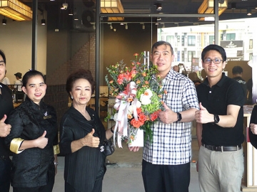 สาขาที่ 4 สุกี้ “นัมเบอร์วัน” : สมเกียรติ มรรคยาธร กก.ผจก.ใหญ่ บมจ.ปทุมไรซมิล แอนด์ แกรนารี และ เอกสิน ทอธราเมธา ผอ.สายร้านอาหารและศูนย์อาหาร ร่วมกันเปิดร้านสุกี้ยากี้ นัมเบอร์วัน สาขาใหม่ ที่ตลาด เอ.ซี.สายไหม โดยมี เยาวภา จิตวิริยะกุล ผู้บริหารตลาด เอ.ซี. สายไหม ร่วมแสดงความยินดี