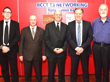 เครือข่ายธุรกิจ : ไซม่อน แมทธิวส์ ประธานกรรมการ หอการค้าอังกฤษ-ไทย เปิดงาน “BCCT T3 Business Networking” เพื่อกระชับความสัมพันธ์ของสมาชิก พร้อมแลกเปลี่ยนความคิดเห็น และทัศนคติด้านธุรกิจ จัดโดย หอการค้าอังกฤษ-ไทย ร่วมกับ โรงแรมแลนด์มาร์ค กรุงเทพฯ ถนนสุขุมวิท