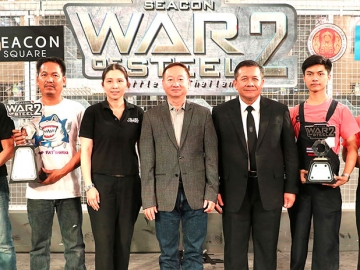 หุ่นยนต์ต่อสู้ : จรัญ ผู้พัฒน์ รอง กก.ผจก.สำนักสื่อสารการตลาดและองค์กรสัมพันธ์ บมจ.ซีคอน ดีเวลลอปเมนท์ และ ดร.มงคลชัย สมอุดร ผอ.สำนักวิจัยและพัฒนาการอาชีวศึกษา สำนักงานคณะกรรมการการอาชีวศึกษา ร่วมมอบรางวัลการแข่งขัน “SEACON WAR OF STEEL 2” ที่ ศูนย์สรรพสินค้าซีคอนสแควร์