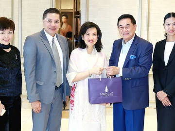 อวยพร 2 โอกาส : ดร.อัศวิน อิงคะกุล ประธานกรรมการบริหาร มิราเคิล กรุ๊ป มอบของขวัญให้แก่ พญ.นลินี ไพบูลย์ ประธานกรรมการ บริษัท กิฟฟารีน สกายไลน์ ยูนิตี้ จำกัด ในโอกาสวันคล้ายวันเกิด และเทศกาลตรุษจีน โดยมีทีมงานฝ่ายขายและการตลาด มิราเคิล กรุ๊ป ร่วมอวยพร ที่ บริษัท กิฟฟารีน สกายไลน์ ยูนิตี้ จำกัด ถนนพระราม 6 เขตพญาไท เมื่อวันที่ 27 มกราคม 2560