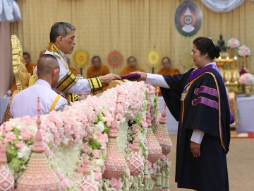 พระบาทสมเด็จพระปรมินทรมหาภูมิพลอดุลยเดช ทรงพระกรุณาโปรดเกล้าฯ ให้ สมเด็จพระเจ้าอยู่หัว เสด็จพระราชดำเนินแทนพระองค์ พระราชทานปริญญาบัตรแก่ผู้สำเร็จการศึกษา จากมหาวิทยาลัยราชภัฏบุรีรัมย์ และมหาวิทยาลัยราชภัฏร้อยเอ็ด ประจำปีการศึกษา 2557-2558 ณ หอประชุมมหาวชิราลงกรณ มหาวิทยาลัยราชภัฏสกลนคร จังหวัดสกลนคร เมื่อวันที่ 27 มกราคม 2560