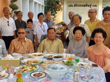 ต่อเนื่องเสมอมาทุกปี : ชนินทร์-จณา วรรณดิษฐ์ จัดพิธีทำบุญบ้าน พร้อมสังสรรค์ในวันครบรอบแต่งงาน ครบ 55 ปี โดยมีเพื่อนๆ AC 2494 รุ่นถือไม้เท้ายอดทองกระบองยอดเพชร ร่วมเป็นสักขีพยาน อาทิ ม.ร.ว.ศิริพงษ์-คุณหญิงจิตตระการ ทองใหญ่, ม.ร.ว.โอภาศ-คุณหญิงอัมพร กาญจนะวิชัย, วาริน-ผาณิต พูนศิริวงศ์, สุภาพ-ปวีณา เพ็ชรตระกูล, พัชรี-จำลอง ศรีกาญจนา และ มโน โสภาคย์ ร่วมอวยพรอย่างอบอุ่น ที่บ้านเอกมัย 20 เมื่อวันเสาร์ที่ 28 ม.ค. 2560