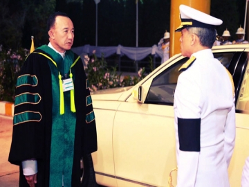 สมเด็จพระเจ้าอยู่หัวมหาวชิราลงกรณ บดินทรเทพยวรางกูร เสด็จฯ ไปในการพระราชทานปริญญาบัตรแก่ผู้สำเร็จการศึกษาจากมหาวิทยาลัยราชภัฏมหาสารคาม และ มหาวิทยาลัยราชภัฏศรีสะเกษ ประจำปีการศึกษา 2557-2558 โดยมี ม.ล.ปนัดดา ดิศกุล รมช.ศึกษาธิการ เฝ้าฯรับเสด็จ ณ หอประชุมมหาวชิราลงกรณ มหาวิทยาลัยราชภัฏสกลนคร จ.สกลนคร เมื่อวันที่ 29 มกราคม 2560