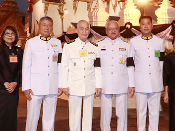 ด้วยสำนึกในพระมหากรุณาธิคุณ : อานันท์ ปันยารชุน นายกกรรมการ, ดร.จิรายุ อิศรางกูร ณ อยุธยา กรรมการ,
ดร.วิชิต สุรพงษ์ชัย ประธานกรรมการบริหาร พร้อมด้วยคณะกรรมการ ผู้บริหาร พนักงานธนาคารไทยพาณิชย์ และบริษัทในเครือ อาทิ คุณหญิงชฎา วัฒนศิริธรรม, ดร.ทวีศักดิ์ กออนันตกูล, ดร.กุลภัทรา สิโรดม, วีรวงค์ จิตต์มิตรภาพ และ อาทิตย์ นันทวิทยา ร่วมวางพวงมาลาถวายสักการะ และร่วมเป็นเจ้าภาพในพระพิธีธรรมสวดพระอภิธรรมพระบรมศพ พระบาทสมเด็จพระปรมินทรมหาภูมิพลอดุลยเดช เพื่อน้อมรำลึกถึงพระมหากรุณาธิคุณและถวายเป็นพระราชกุศล ณ พระที่นั่งดุสิตมหาปราสาท ในพระบรมมหาราชวัง