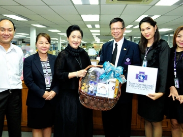 ปีใหม่ ไทย-จีน : รศ.นพ.ปิยะ เนตรวิเชียร ผู้อำนวยการ โรงพยาบาลเกษมราษฎร์ ประชาชื่น มอบกระเช้าสวัสดีปีใหม่ไทย และเทศกาลตรุษจีน พร้อมขอบคุณ ผาณิต พูนศิริวงศ์ ในโอกาสที่หนังสือพิมพ์แนวหน้า ได้ให้การสนับสนุนโรงพยาบาลด้วยดีและต่อเนื่องมาตลอด โดยมี ปริญญา ช้างเสวก บรรณาธิการบริหาร นสพ.แนวหน้า ร่วมต้อนรับ ที่สำนักงานหนังสือพิมพ์แนวหน้า ถนนวิภาวดีรังสิต หลักสี่