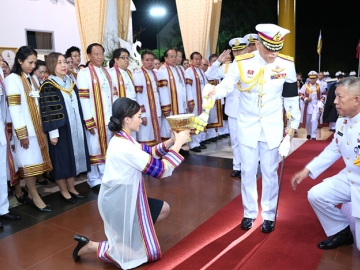 พระบาทสมเด็จพระปรมินทรมหาภูมิพลอดุลยเดช ทรงพระกรุณาโปรดเกล้าฯ ให้ สมเด็จพระเจ้าอยู่หัว เสด็จฯแทนพระองค์ พระราชทานปริญญาบัตรแก่ผู้สำเร็จการศึกษาจากมหาวิทยาลัยอุบลราชธานี และมหาวิทยาลัยราชภัฏชัยภูมิ ประจำปีการศึกษา 2557-2558 ณ หอประชุมมหาวชิราลงกรณ มหาวิทยาลัยราชภัฏสกลนคร จังหวัดสกลนคร เมื่อวันที่ 31 มกราคม 2560