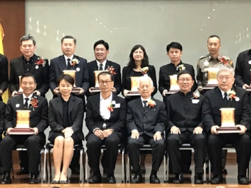 ศิษย์เก่าดีเด่น : ศ.นรนิติ เศรษฐบุตร นายกสภามหาวิทยาลัยธรรมศาสตร์, วิเชียร ชวลิต นายกสมาคมรัฐศาสตร์แห่งมหาวิทยาลัยธรรมศาสตร์ฯ และ สมศักดิ์ จังตระกุล ผวจ.อุบลราชธานี ประธานจัดงาน “สิงห์แดงรวมใจ น้อมรำลึก ธรรมราชา” ร่วมยินดีกับศิษย์เก่าดีเด่นประจำปี 2559 ที่คณะรัฐศาสตร์ มธ.ท่าพระจันทร์