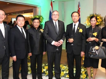 ครบรอบ 229 ปี : H.E.Mr.Paul Robilliard เอกอัครราชทูตเครือรัฐออสเตรเลียประจำราชอาณาจักรไทย จัดงานเฉลิมฉลองวันออสเตรเลีย ท่ามกลางทูตานุทูตประเทศต่างๆ โดยมี กอบกาญจน์ วัฒนวรางกูร รมว.ท่องเที่ยวและกีฬา และ 
ดร.พิเชษฐ์ ดุรงคเวโรจน์ ร่วมงาน ที่ โรงแรมแกรนด์ไฮแอทเอราวัณ