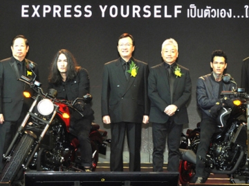 บุกตลาด : มร.โยอิจิ มิซึทานิ ประธานกรรมการบริหาร บจก.เอ.พี.ฮอนด้า แถลงนโยบาย เอ.พี. ฮอนด้า วางกลยุทธ์พลิกวงการรถจักรยานยนต์ไทยสู่ยุคดิจิตอล เตรียมเปิดโมเดลใหม่ถึง 19 รุ่น ภายใน 3 ปี โดยมี ดร.อรรณพ - อารักษ์ พรประภา และ สุชาติ อรุณแสงโรจน์ ร่วมงาน ที่ โรงแรมรอยัลคลิฟ บีช พัทยา