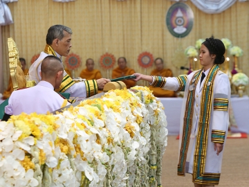 พระบาทสมเด็จพระปรมินทรมหาภูมิพลอดุลยเดช ทรงพระกรุณาโปรดเกล้าฯ ให้ สมเด็จพระเจ้าอยู่หัว เสด็จฯแทนพระองค์ ไปในการพระราชทานปริญญาบัตรแก่ผู้สำเร็จการศึกษา จากมหาวิทยาลัยราชภัฏอุดรธานี และมหาวิทยาลัยราชภัฏกาฬสินธุ์ ประจำปีการศึกษา 2557-2558 ณ หอประชุมมหาวชิราลงกรณ มหาวิทยาลัยราชภัฏสกลนคร จังหวัดสกลนคร เมื่อวันที่ 31 มกราคม 2560