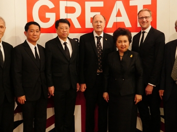 รางวัลมหิดล : ไบรอัน เดวิดสัน เอกอัครราชทูตอังกฤษประจำราชอาณาจักรไทย จัดงานเลี้ยงยินดีกับ เซอร์ เกรกอรี วินเทอร์ ผู้ได้รับพระราชทานรางวัลสมเด็จเจ้าฟ้ามหิดล ประจำปี 2559 โดยมี ดร.อรรชกา สีบุญเรือง และ ศ.ดร.ยงยุทธ ยุทธวงศ์ ร่วมงาน ณ สถานทูตเอกอัครราชอังกฤษ ถนนวิทยุ